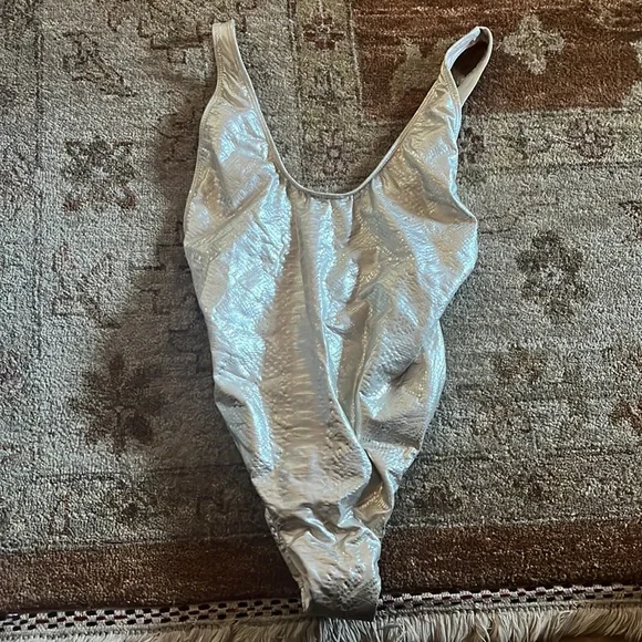 GOOD AMERICAN METALLIC LAYOUT SWIMSUIT ONE PIECE SILVER SIZE 2 - Picture 9 of 10